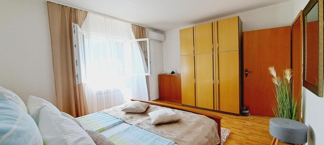 Apartments Darija & Pero Pucisca Bagian luar foto