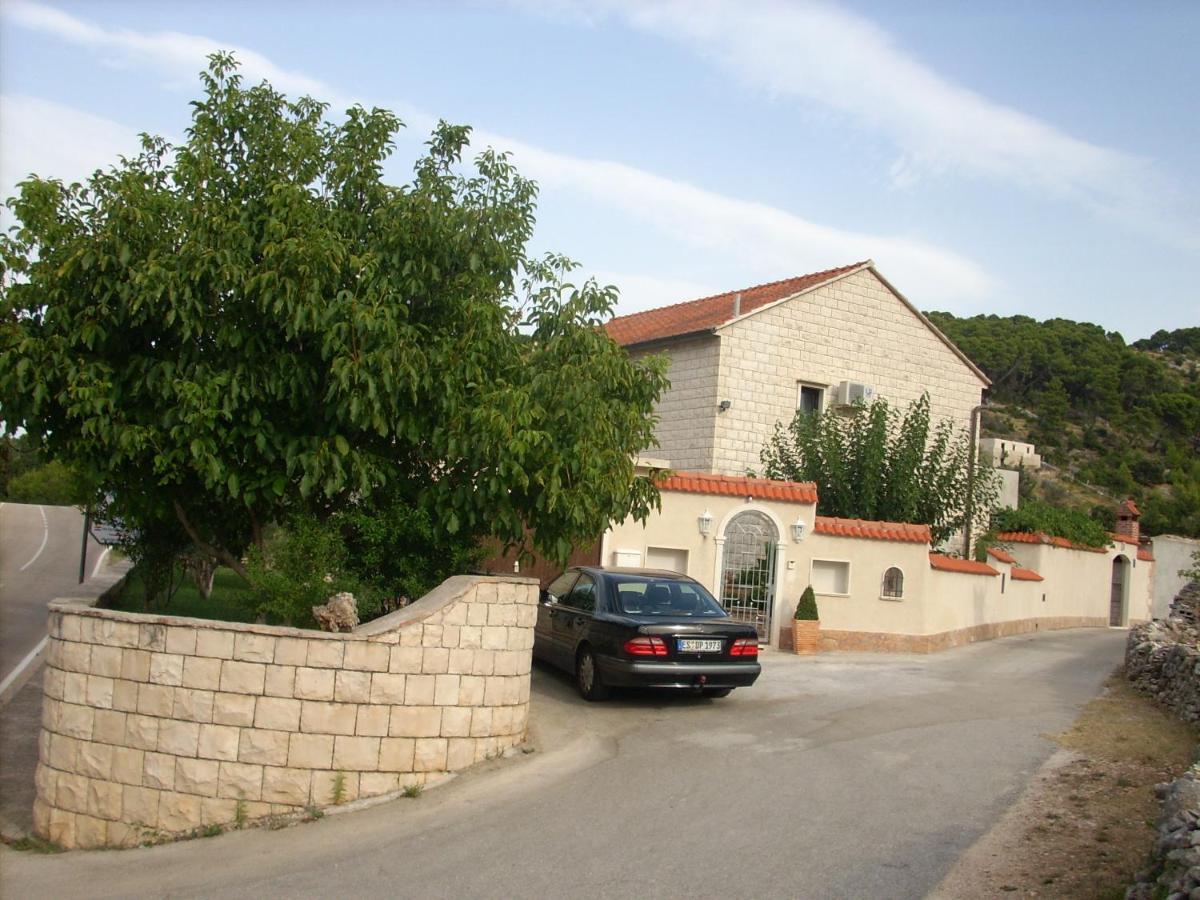 Apartments Darija & Pero Pucisca Bagian luar foto